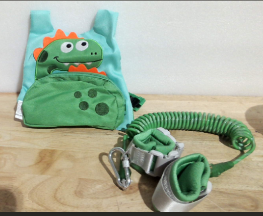 Dr.meter Anti-lost Toddler Harness (modelo dinosaurio verde). Se trata de un sistema de seguridad 3 en 1 para niños pequeños que funciona como arnés chaleco,  ( PRODUCTO VIENE COMO SE MUESTRA EN LA IMAGEN )