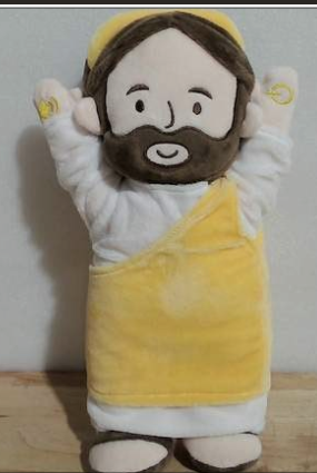 producto religioso de la marca Yelakey, conocida por crear artículos cristianos y católicos como muñecos de peluche interactivos y figuras devocionales inspiradas en la fe. ARTICULO VIENE COMO SE MUESTRA EN LA SEGUNDA IMAGEN