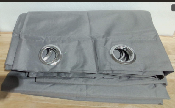 panel de cortinas opacas de color gris con ojales metálicos (Grey Blackout Grommet Curtain Panel).ARTICULO VIENE COMO SE OBSERVA EN LA SEGUNDA IMAGEN )CONTIENE 3 PIEZAS