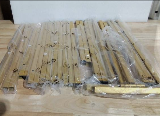 trípode metálico dorado ) ARTICULO VIENE CON 24 PIEZAS Y 4 ACCESORIOS Y UNA BOLSA DE TORNILLOS