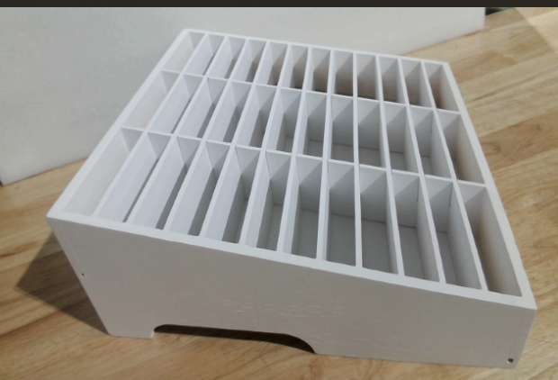 organizador o exhibidor multiespacio de madera pintada de blanco con un diseño de rejilla abierta de 36 compartimentos distribuidos en tres columnas principales ( ARTICULO VIENE COMO SE OBSERVA EN LAS SEGUNDA IMAGEN )