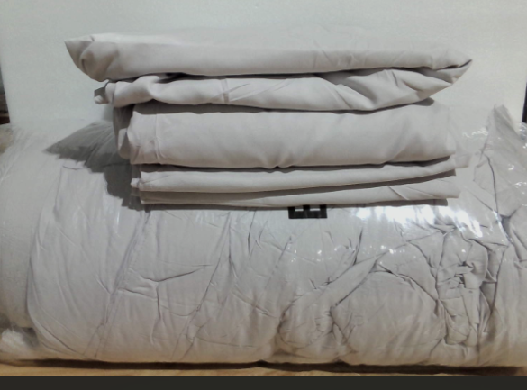 juego de cama en una bolsa (bed-in-a-bag) tamaño Queen de color gris claro ARTICULO VIENE COMO SE MUESTRA EN LA SEGUNDA IMAGEN ) CONTIENE 5 PIEZAS