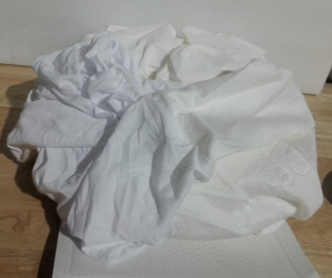 Protector de colchón impermeable de bambú de la marca PlushDeluxe ( ARTICULO VIENE COMO SE MUESTRA EN LA SEGUNDA Y TERCERA IMAGEN )