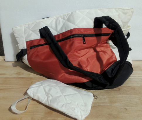 bolso tote deportivo acolchado con diseño tricolor en bloques (blanco crema, terracota/ladrillo y negro).( ARTICULO VIENE COMO SE OBSERVA EN LA SEGUNDA IMAGEN )SOLO VIENE CON UN ACCESORIO )