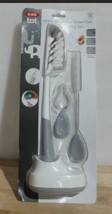 Juego de Cepillos de Limpieza para Botellas de Agua y Pajillas (Popotes) de la marca OXO Tot en su versión de color gris ( ARTICULO VIENE COMO SE OBSERVA EN LA SEGUNDA IMAGEN )