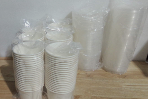 fotos de referencia de tazones desechables blancos de cartón o papel de 8 oz con sus respectivas tapas, ARTICULO VIENE COMO SE OBSERVA EN LA SEGUNDA IMAGEN )LA CANTIDAD PUEDE VARIAR )