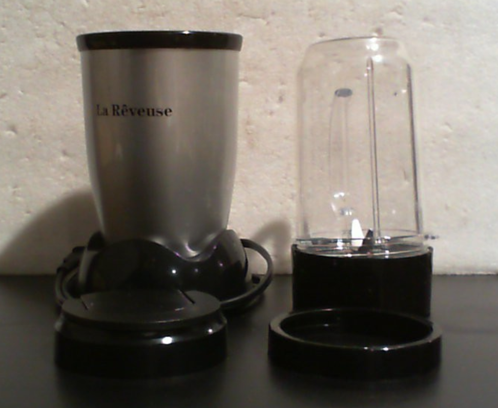 Licuadora personal La Reveuse de 250 vatios de potencia para batidos, smoothies, condimentos y salsas.