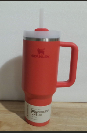 termo de la imagen es un Stanley Quencher H2.0 FlowState™ Tumbler (específicamente la versión de 40 oz o 1.18 litros ARTICULO VIENE COMO SE MUESTRA EN LA SEGUNDA IMAGEN