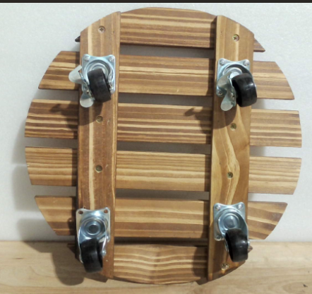 oporte redondo de madera con ruedas para macetas ( NOTA EL ARTICULO VIENE CON 2 RODINES SUELTOS  SIN TORNILLOS SUELTO Y TAMBIEN VIEN CON UN DETALLE EN LA OTRA BASE ) FALTAN TORNILLOS COMO SE MUESTRA EN LA SEGUNDA Y TERCERA IMAGEN