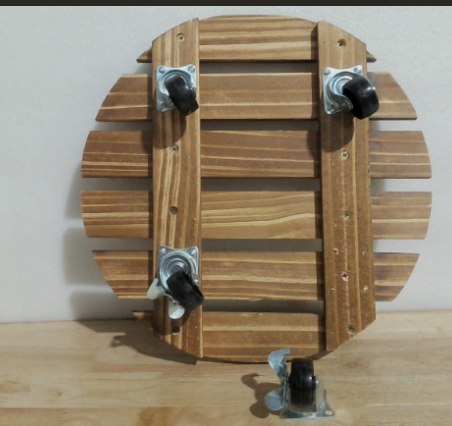 oporte redondo de madera con ruedas para macetas ( NOTA EL ARTICULO VIENE CON 2 RODINES SUELTOS  SIN TORNILLOS SUELTO Y TAMBIEN VIEN CON UN DETALLE EN LA OTRA BASE ) FALTAN TORNILLOS COMO SE MUESTRA EN LA SEGUNDA Y TERCERA IMAGEN