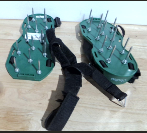 accesorio de jardin ZAPATOS  conocidos popularmente como sandalias con clavos para escarificar o ventilar el suelo).( ARTICULO VIENE COMO SE MUESTRA EN LA SEGUNDA IMAGEN )VIENE UN POCO SUCIO EN LOS CLAVOS )