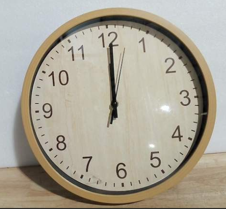 reloj de pared analógico con acabado de madera clara y marco color roble o beige ( ARTICULO VIENE COMO SE OBSERVA EN LA SEGUNDA IMAGEN )
