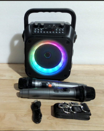 máquina de karaoke portátil con altavoz Bluetooth, usualmente identificada bajo modelos como el CYY K9-M o variantes similares de marcas multimedia. ( ARTICULO VIENE COMO SE MUESTRA EN LA SEGUNDA IMAGEN )