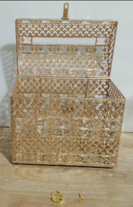 cofre o buzón de metal dorado con incrustaciones de cristales facetados ( ARTICULO VIENE COMO SE MUESTRA DESPUES LA SEGUNDA IMAGEN ) ACCESORIOS CANDADO Y LLAVE CORRESPONDIENTE AL MISMO )