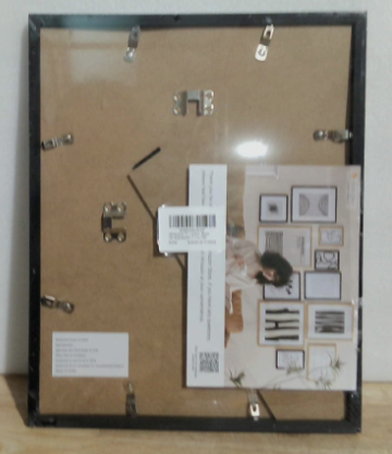 portarretratos o marco de fotos de estilo galería, fabricado en un borde clásico de color negro y protegido por un empaque plástico transparente ( ARTICULO VIENE COMO SE MUESTRA EN LA SEGUNDA Y TERCERA IMAGEN