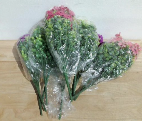 cestas colgantes con fibra de coco y bolas de topiario artificiales, articulo viene con 12 ramos de flores exactamente como se muestra en la imagen 2 y 3 solo viene una cesta