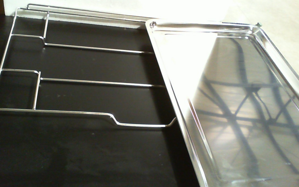 Bandeja deslizable para horno con estructura metálica para facilitar el acceso
