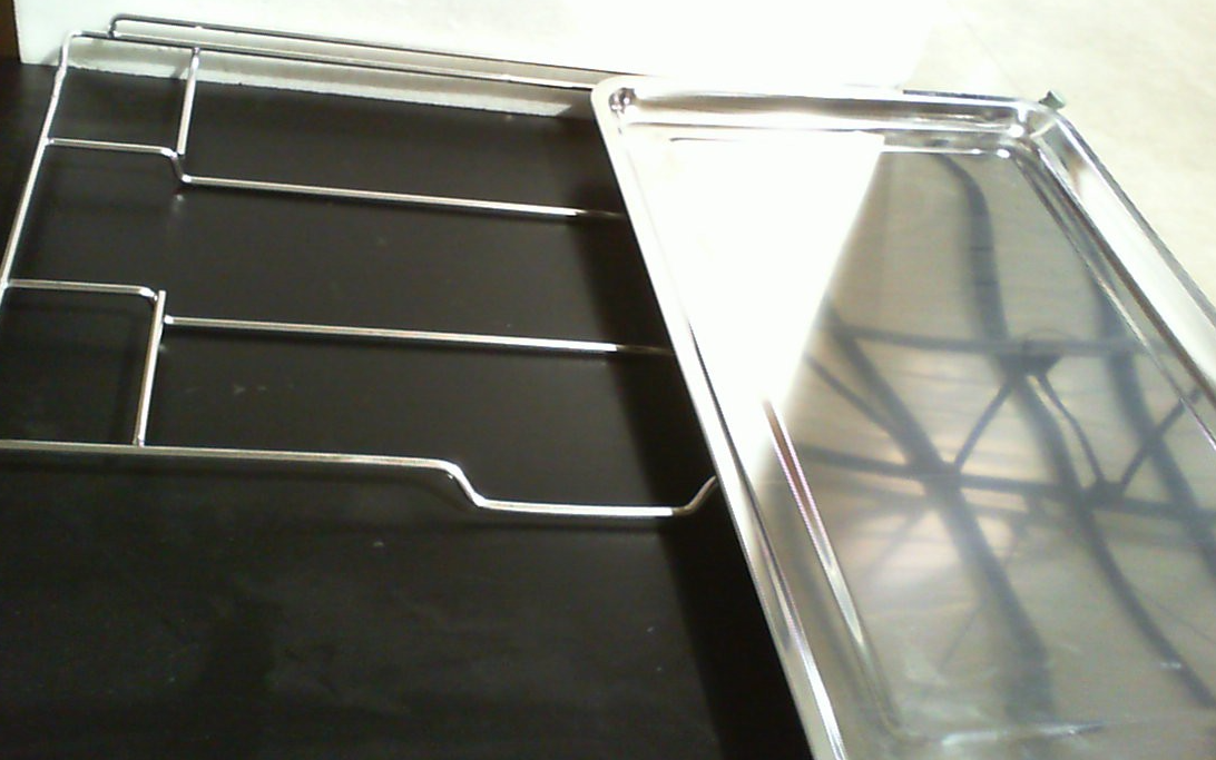 Bandeja deslizable para horno con estructura metálica para facilitar el acceso