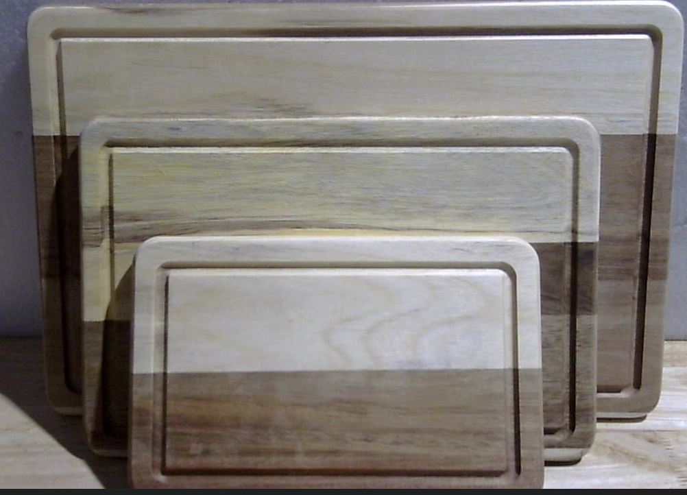 Set de 3 tablas de cortar de madera bicolor con ranura perimetral