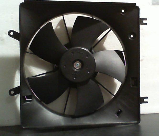 Usado - Ventilador automotriz con carcasa negra y soportes de montaje