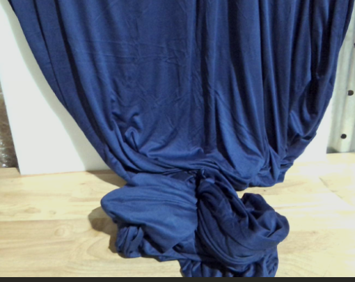 funda elástica ajustable o sábana  para colchón  de color azul marino, fabricada en un tejido suave y flexible que se adapta a las esquinas de la cama para evitar que se mueva durante el descanso.( articulo viene como se muestra en la segunda imagen )