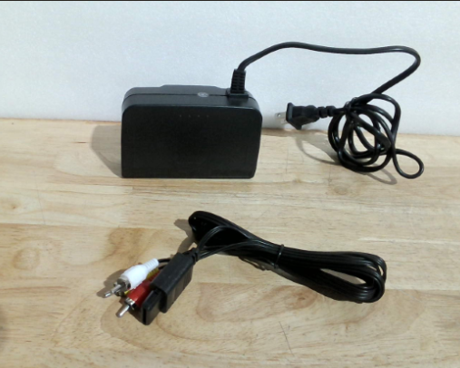 fuente de alimentación (adaptador de corriente AC) para la consola de videojuegos retro Nintendo 64 (N64). ( ARTICULO VIENE COMO SE MUESTRA EN LA SEGUNDA IMAGEN )