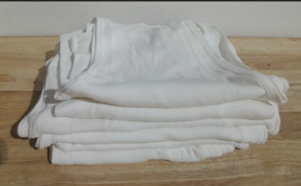 camiseta básica de tirantes blanca (estilo tank top o camisola interior). ( ARTICULO VIENE COMO SE MUESTRA EN LA SEGUNDA IMAGEN ) CANTIDAD  6 UNIDADES