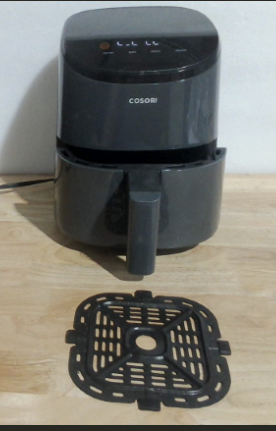 freidora de aire compacta Cosori Lite Mini de 2.1 cuartos (2 litros) en color gris oscuro, junto con su rejilla antiadherente extraíble para la cesta.ARTICULO VIENE COMO SE MUESTRA EN LA PRIMER IMAGEN
