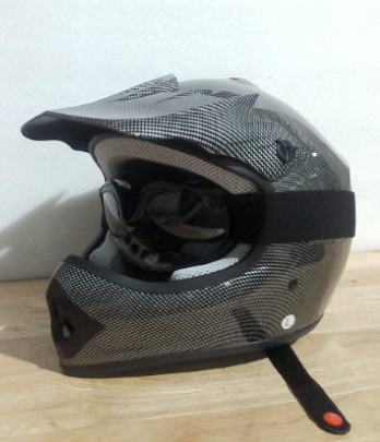 casco integral para motocross / enduro con acabado gráfico de fibra de carbono (gris y negro), el cual incluye sus respectivas gafas (goggles) de protección integradas. ( ARTICULO VIENE COMO SE MUESTRA EN LA IMAGEN 1-2