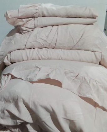 juego de ropa de cama   tono rosado ( VIENEN 5 PIEZAS ) viene como se muestra en la imagen 2