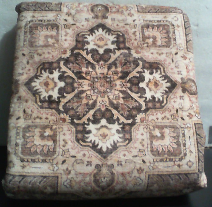 Alfombra decorativa con diseño floral y geométrico en tonos tierra para un hogar acogedor