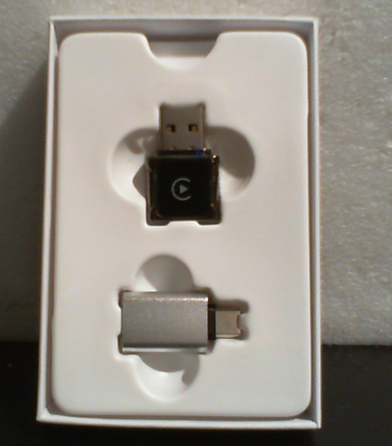 Adaptador USB compacto con diseño plateado y negro
