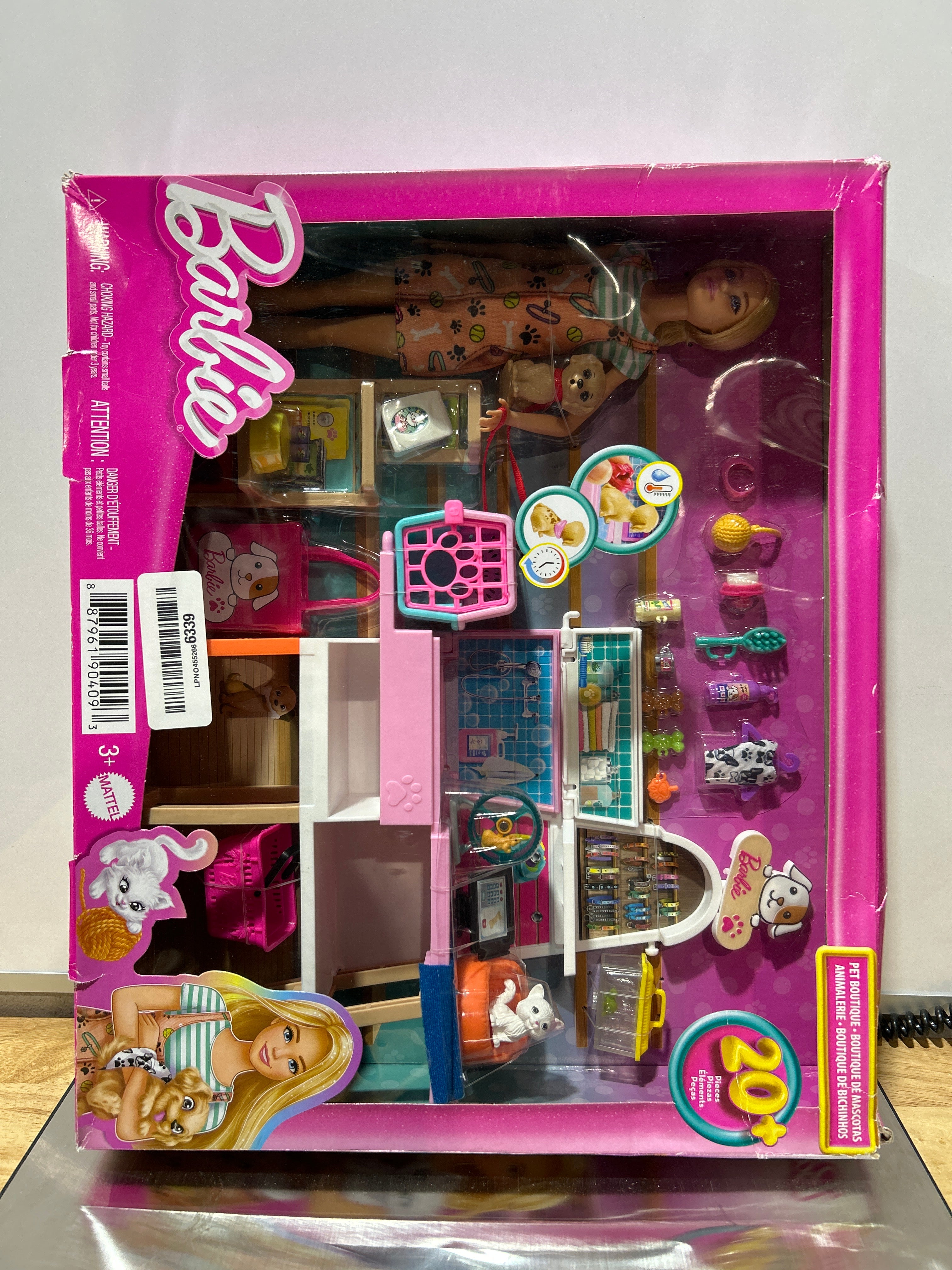 Barbie Boutique de Mascotas – Muñeca 29cm Rubia, 4 Mascotas, Cambio de Color y +20 Accesorios, Para 3-7 Años
