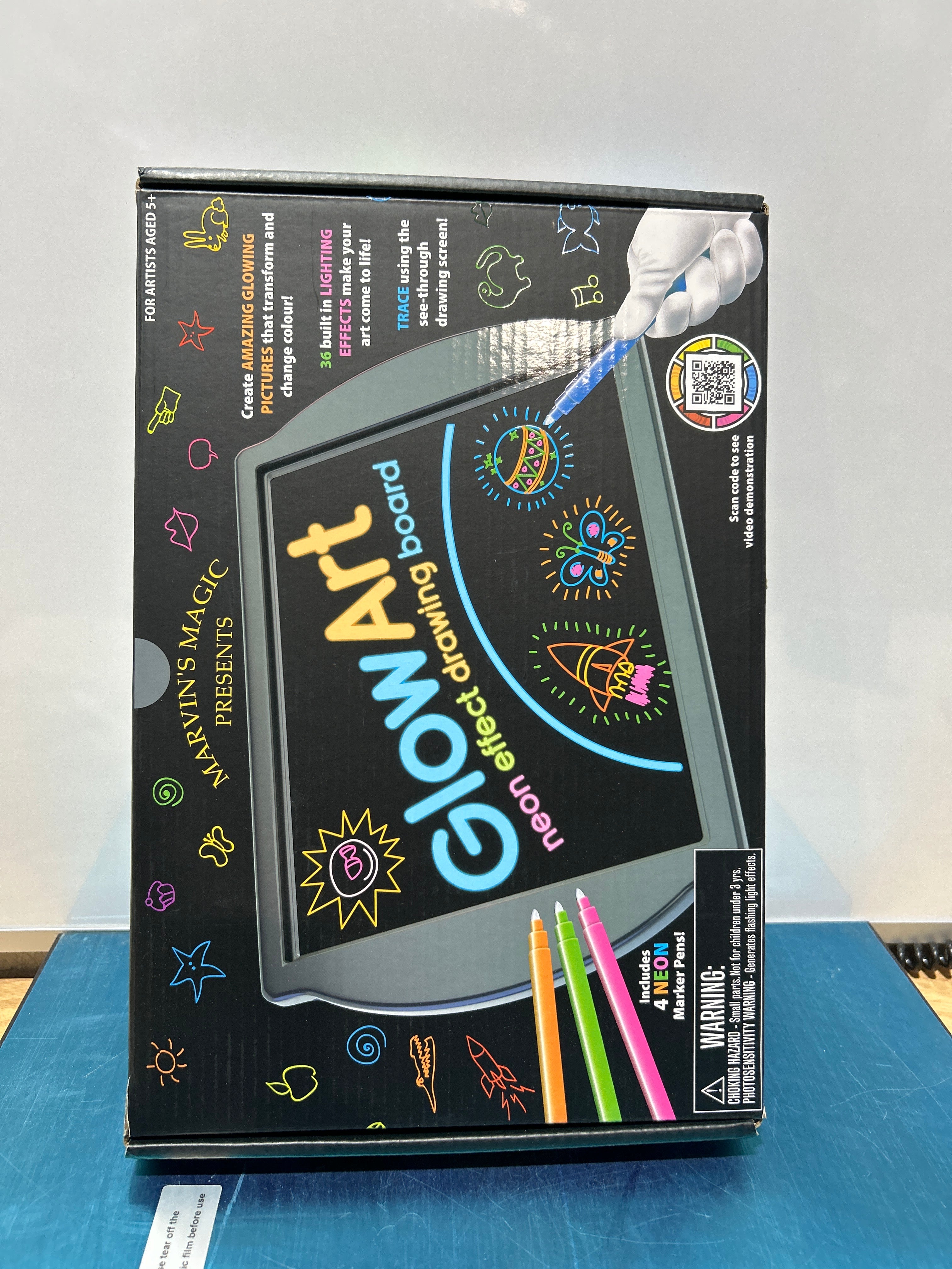 Marvin's Magic - Glow Art - Tablero de dibujo LED para niños - Bloc de dibujo iluminado, con rotuladores que brillan en la oscuridad - Tableta de dibujo mágica a batería - Bloc de trazado iluminado apto para niños de 5 años o más 