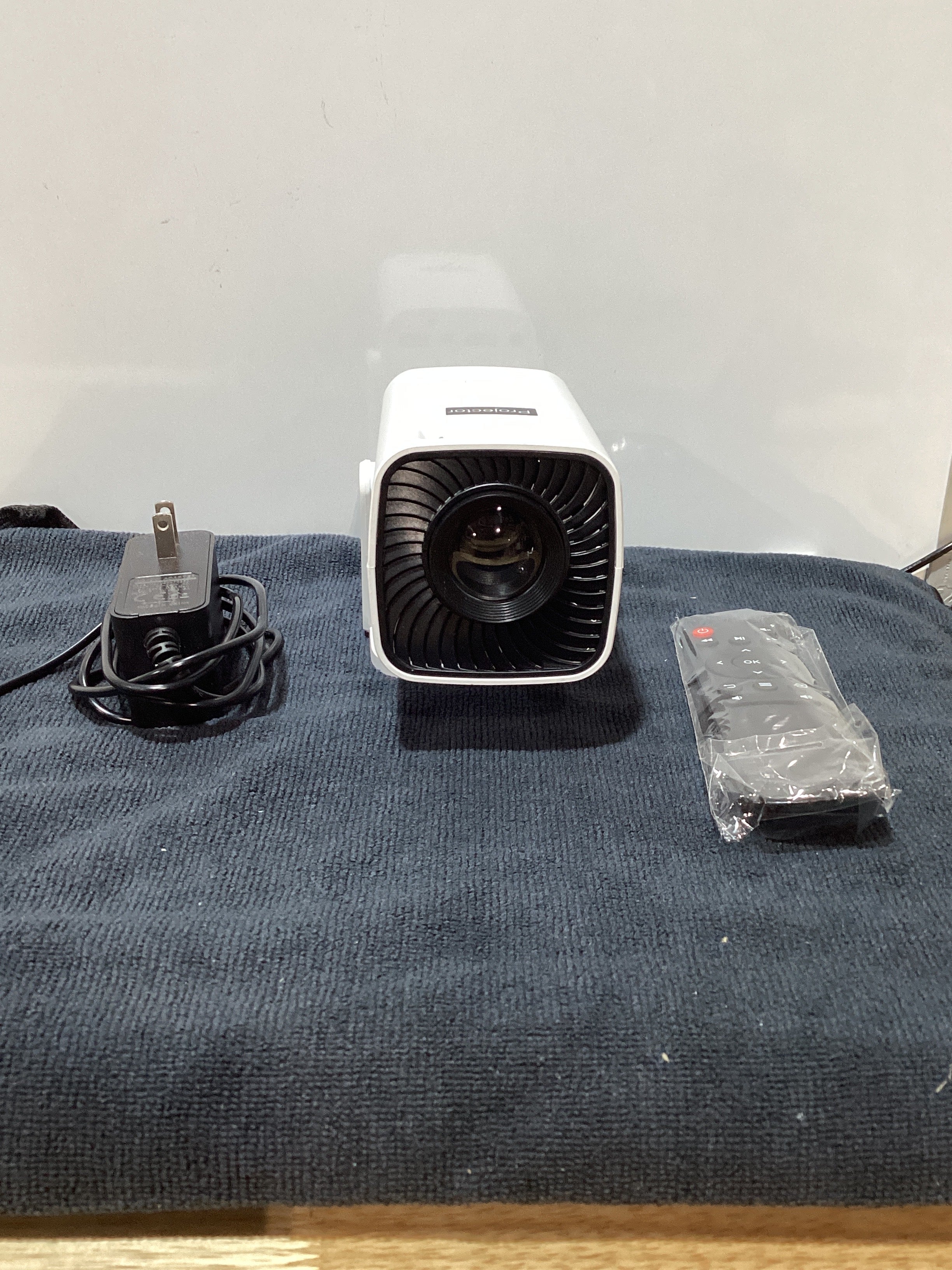 Mini Proyector Q100 | Soporte Giratorio 270°, Corrección Trapezoidal Eléctrica, Pantalla hasta 200", Enfoque Eléctrico