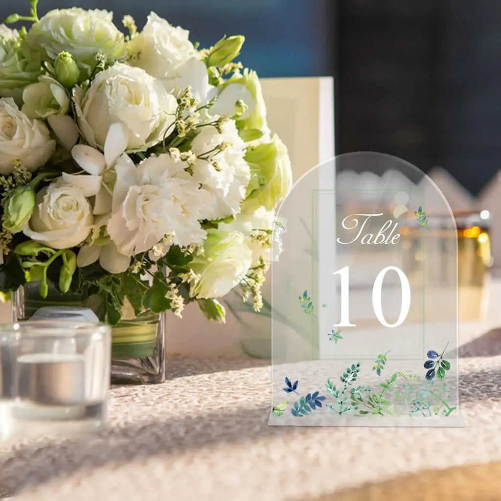 Números de mesa acrílicos transparentes en forma de arco para recepción de boda - 12.7 cm x 17.8 cm con fuente blanca, juego de piezas centrales con soportes y letrero para la mesa principal