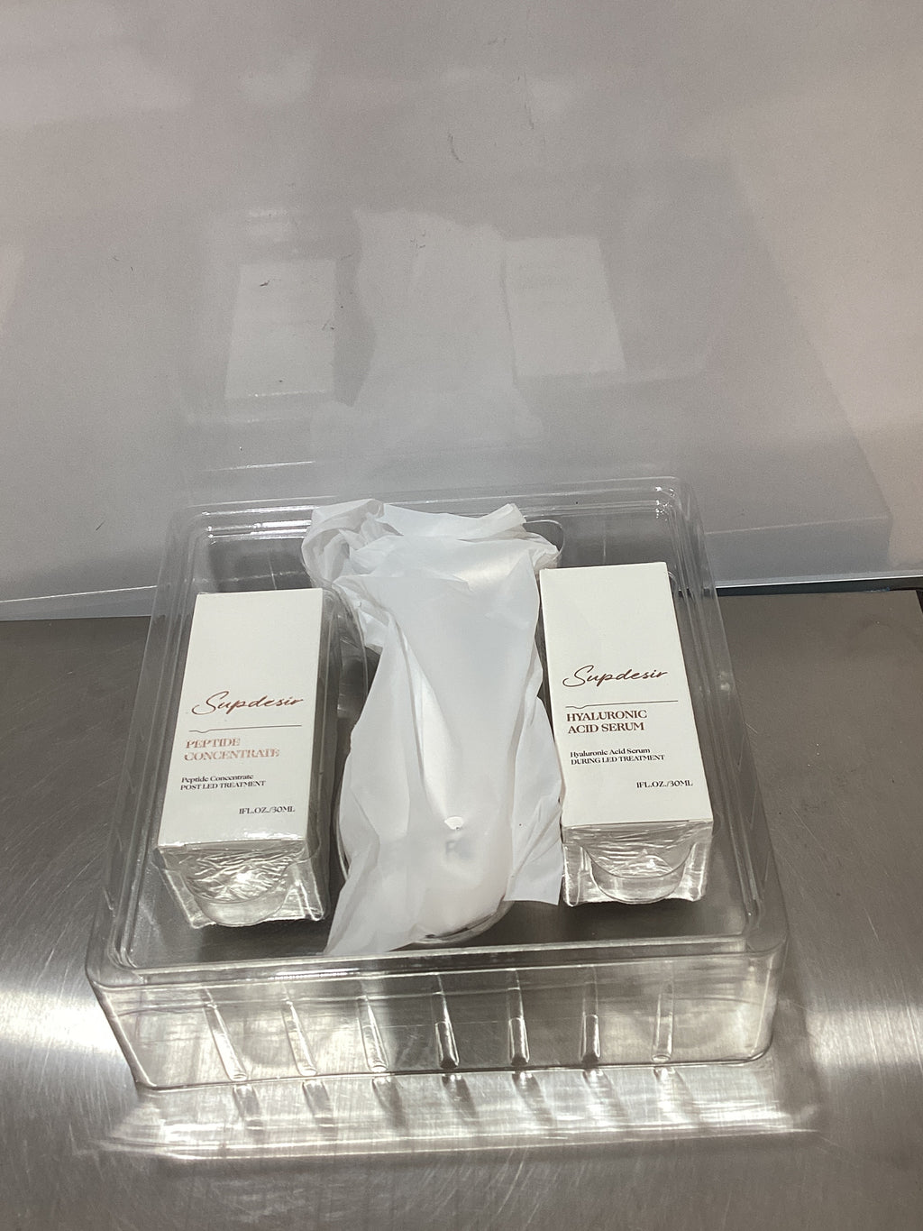 Masajeador de belleza 3 en 1 con luz roja Aurora para rostro y cuello, con succión, vibración y calor. 3 terapias de luz para iluminar la piel, reafirmar el rostro y reafirmar el cuello. Color blanco. 