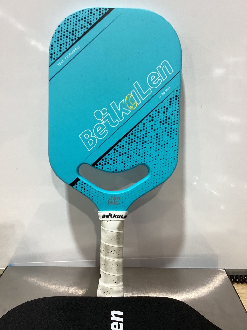 Pala de Pickleball de fibra de carbono USAPA | Superficie de fricción de carbono T700 | Núcleo de panal de 20 mm | La pala de Pickleball está diseñada para un control inigualable y mayor potencia. 