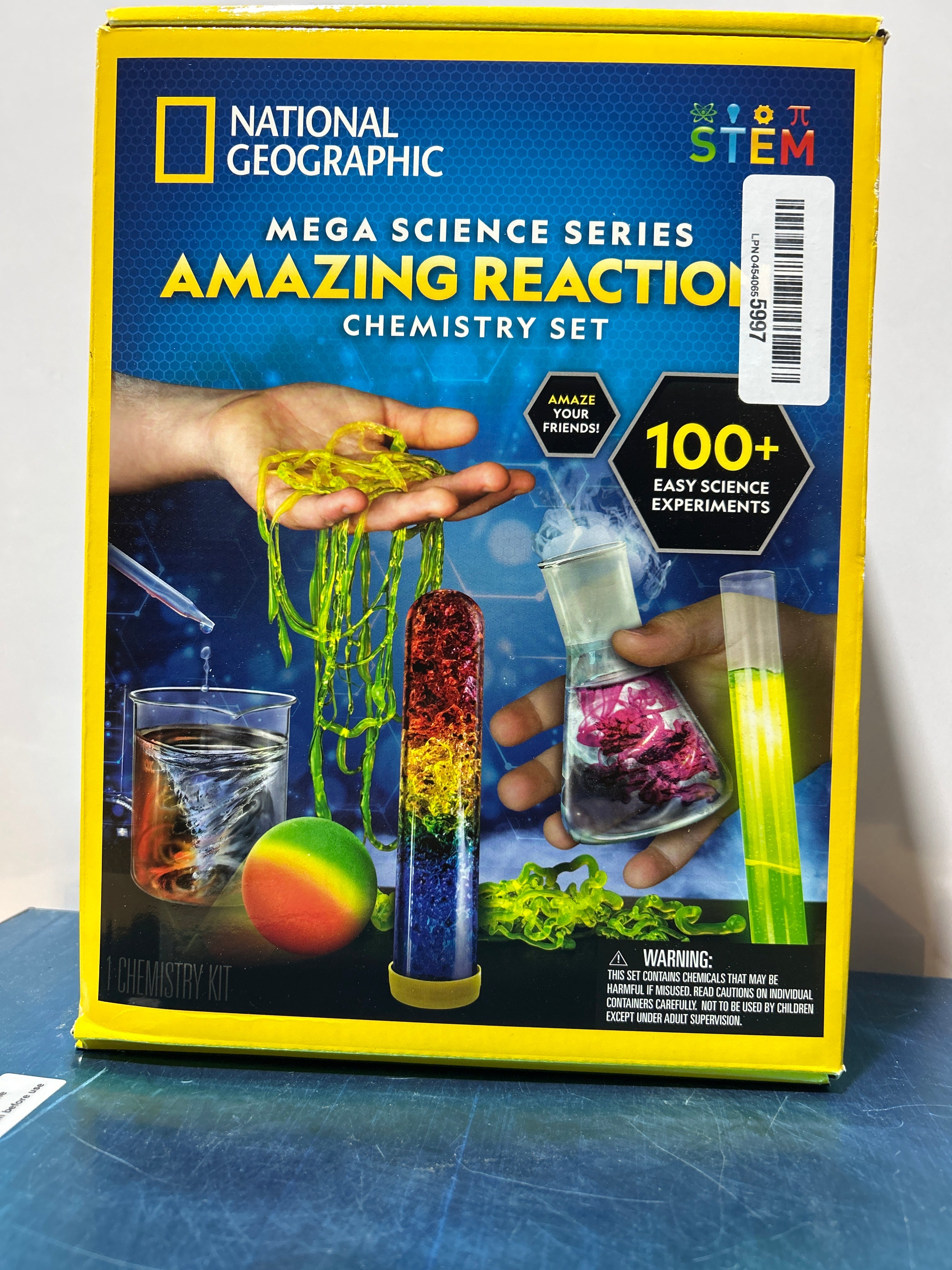 National Geographic Amazing Chemistry Set - Chemistry Kit with 100+ Science Experiments Including Crystal Growing and Reactions, Science Kit for Kids, STEM Gift for Boys and Girls (Amazon Exclusive)