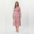 169) Vestido Midi Rosa con Escote Redondo y Capas Escalonadas – Elegancia Romántica