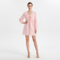 Vestido Mini Rosa con Flores en Relieve, Manga Larga y Escote en V con Lazo – Talla XL