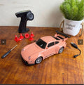 Porsche 911 Turbo RC a escala 1:24 (2.4G) | Diseño clásico de carrocería ancha, luces LED, velocidad máxima de 20 km/h | Juguete con control remoto para niños y adultos