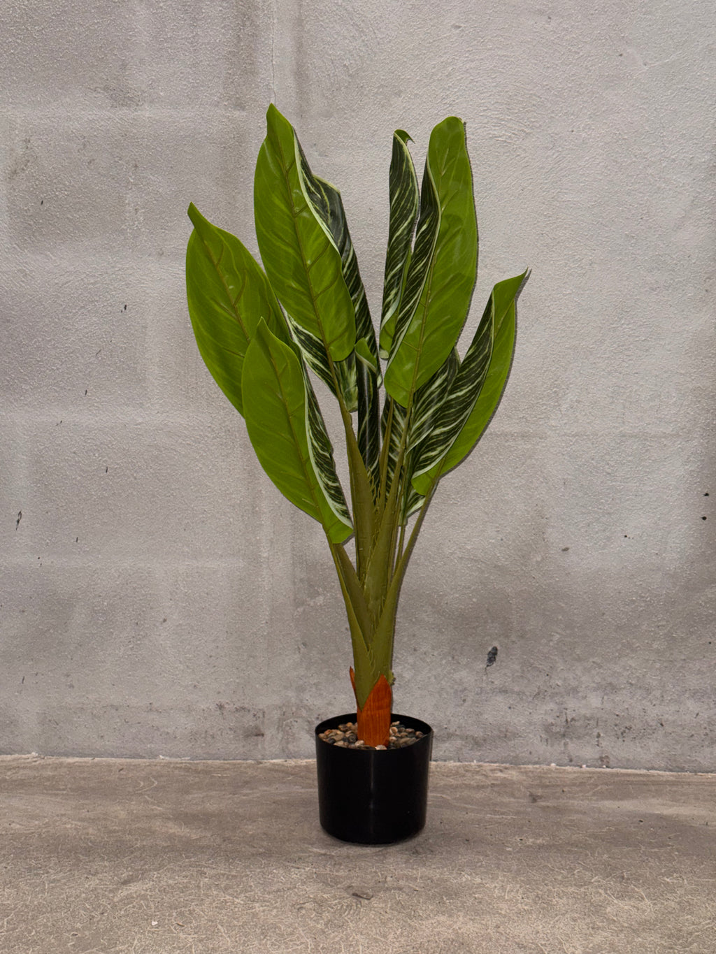 Planta Artificial Tropical de Hojas Verdes en Maceta Negra – Planta Ornamental Falsa Realista para Hogar y Oficina