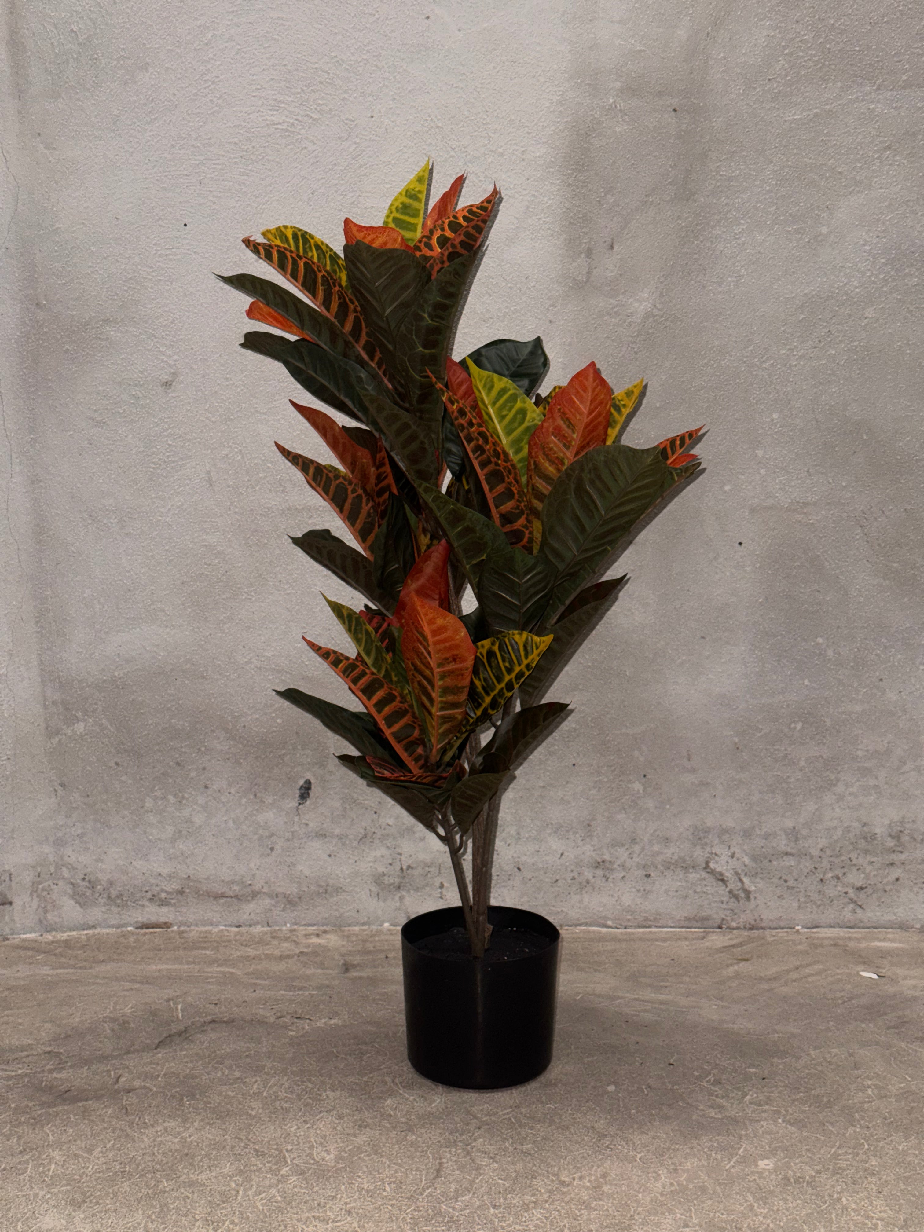 Planta Artificial Croton en Maceta Negra – Planta Ornamental Falsa de Hojas Multicolor para Hogar y Oficina