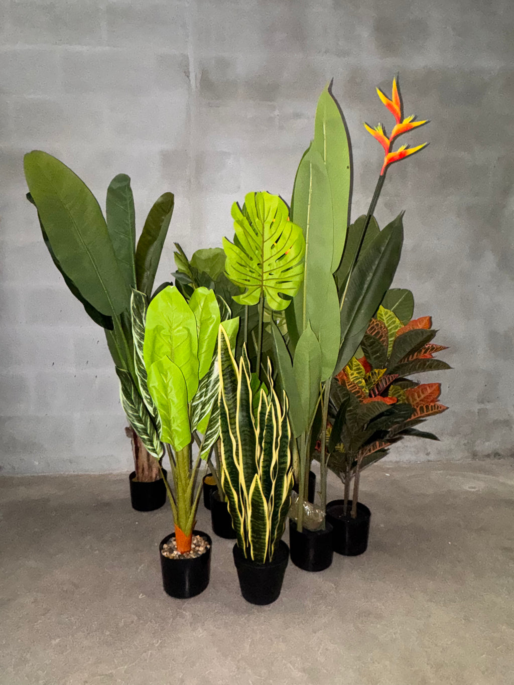 Planta Artificial Tropical Tipo Platanera en Maceta Negra – Planta Ornamental Falsa de Hojas Grandes para Hogar y Oficina