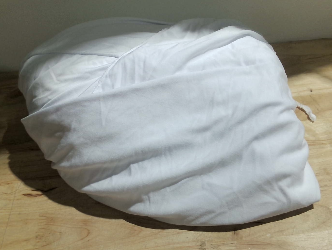 sábana ajustable blanca (también conocida popularmente en el país como sábana forro o forro elástico para colchón). ( ARTICULO VIENE COMO SE MUESTRA EN LA IMAGEN 2