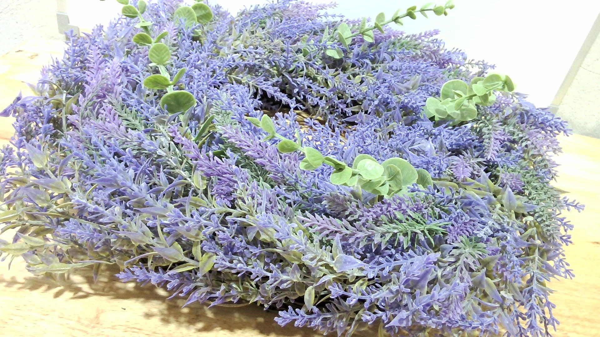Corona de primavera de verano de 20 pulgadas para puerta delantera, corona de lavanda romántica, elegante corona artificial para puerta delantera para todas las estaciones