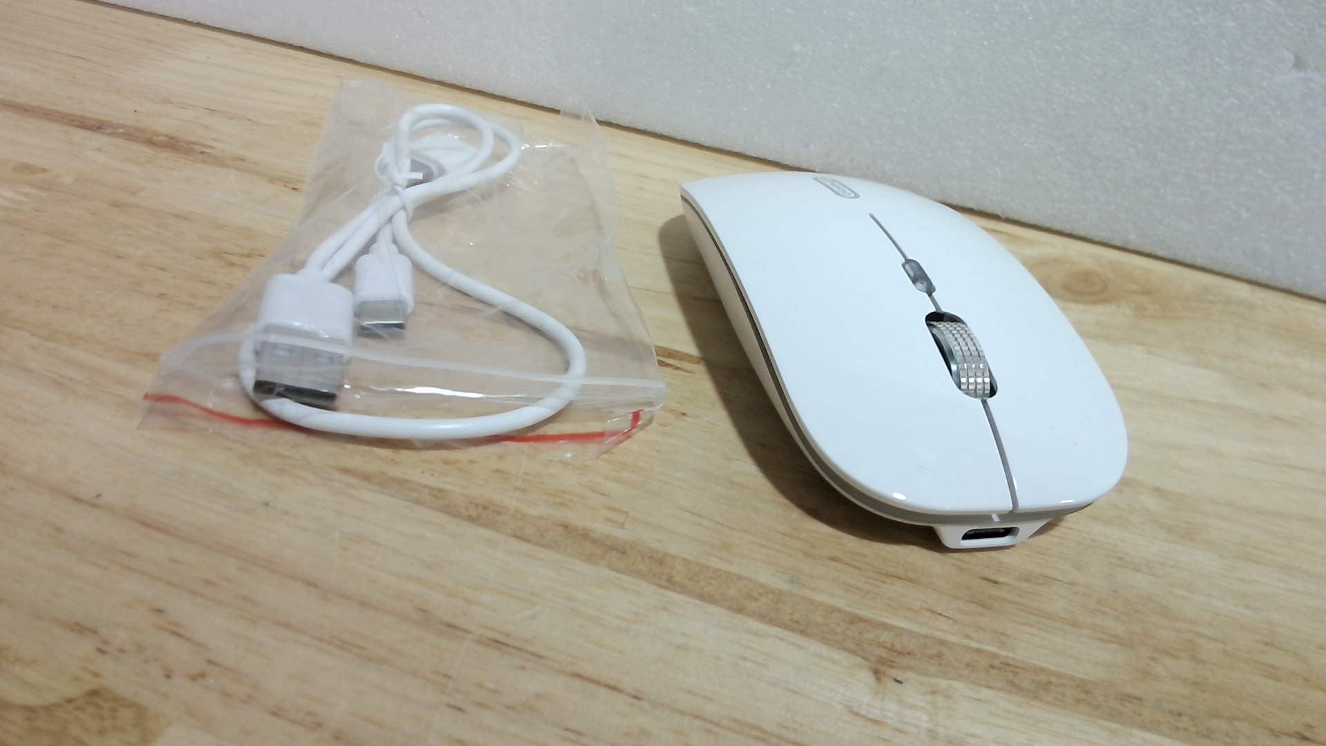 Uiosmuph Ratón inalámbrico LED, G12 Slim recargable silencioso ratón, 2.4G portátil USB óptico inalámbrico ratón de computadora con receptor USB y adaptador tipo C (blanco)