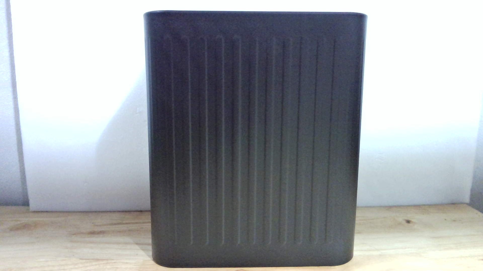 TrashAid Cubo de basura pequeño para baño, 2.1 galones, color negro, cesta de basura de acero inoxidable para oficina, debajo del escritorio, dormitorio, caravana, color negro mate