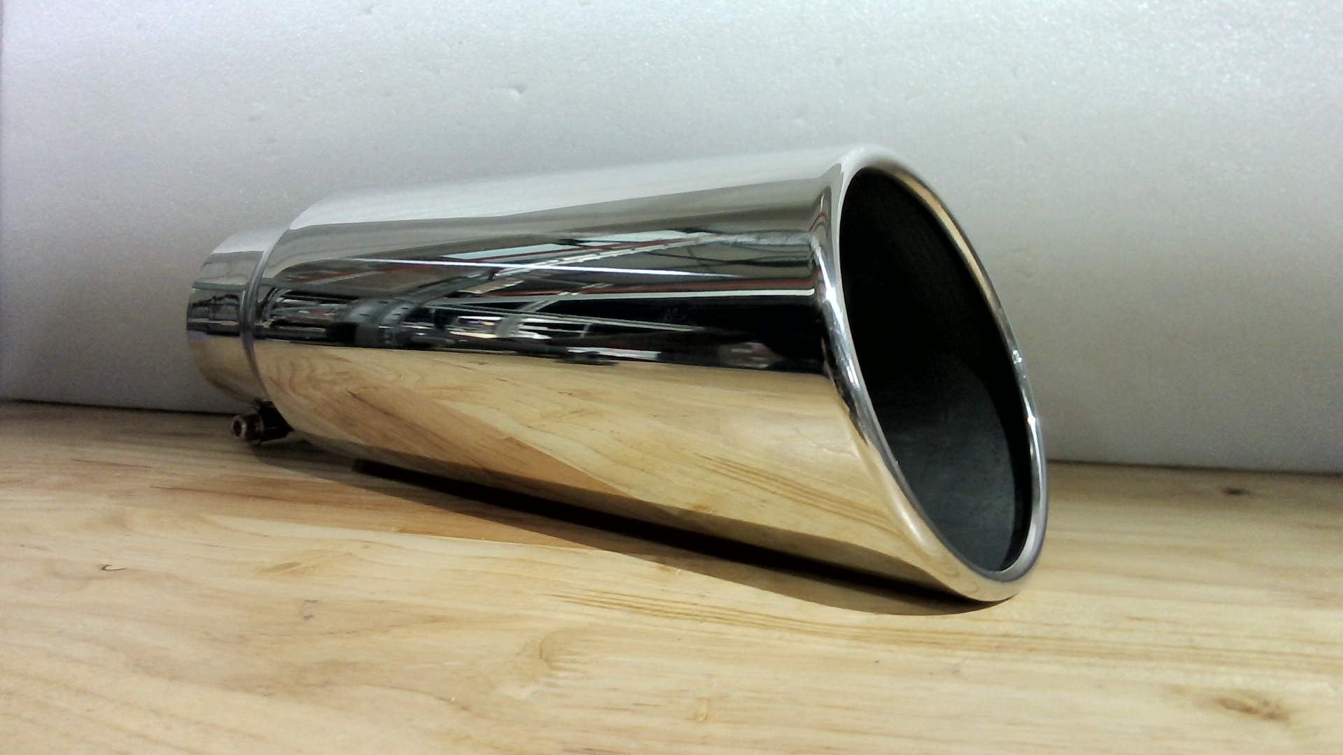 Punta de Escape Acero Inoxidable 3" Entrada – 4" Salida, 12" de Largo, Corte en Ángulo Enrollado
